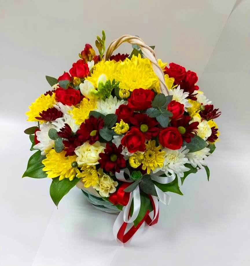 Цветочная композиция из Хризантемы и Розы в корзине в Дубовском