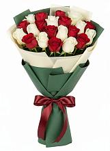 Букет Микс из красных и белых роз в Дубовском