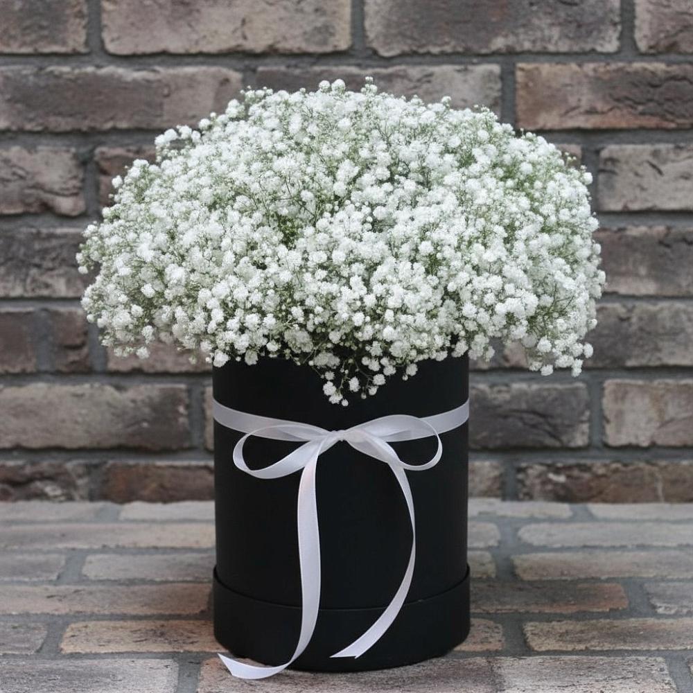 Цветочная композиция из Гипсофила в шляпной коробке в Дубовском