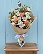 Букет цветов из:  Альстромерии, Лизиантусы, Розы и Хризантемы в Дубовском