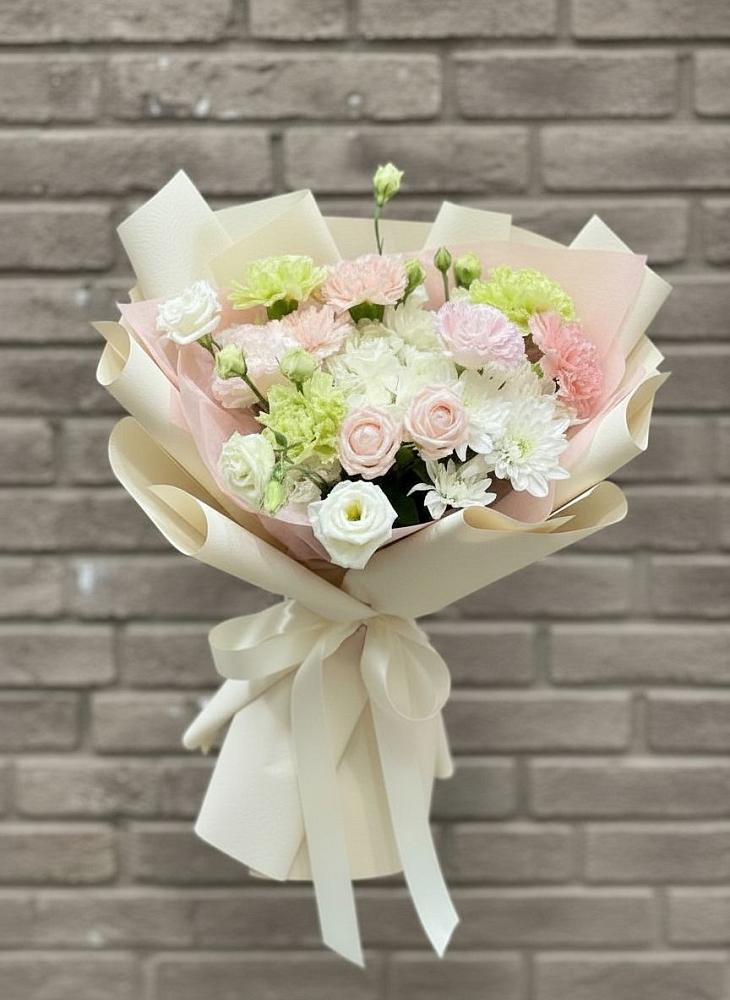 Букет цветов из: Гвоздики, Розы, Лизиантусы и Хризантемы в Дубовском