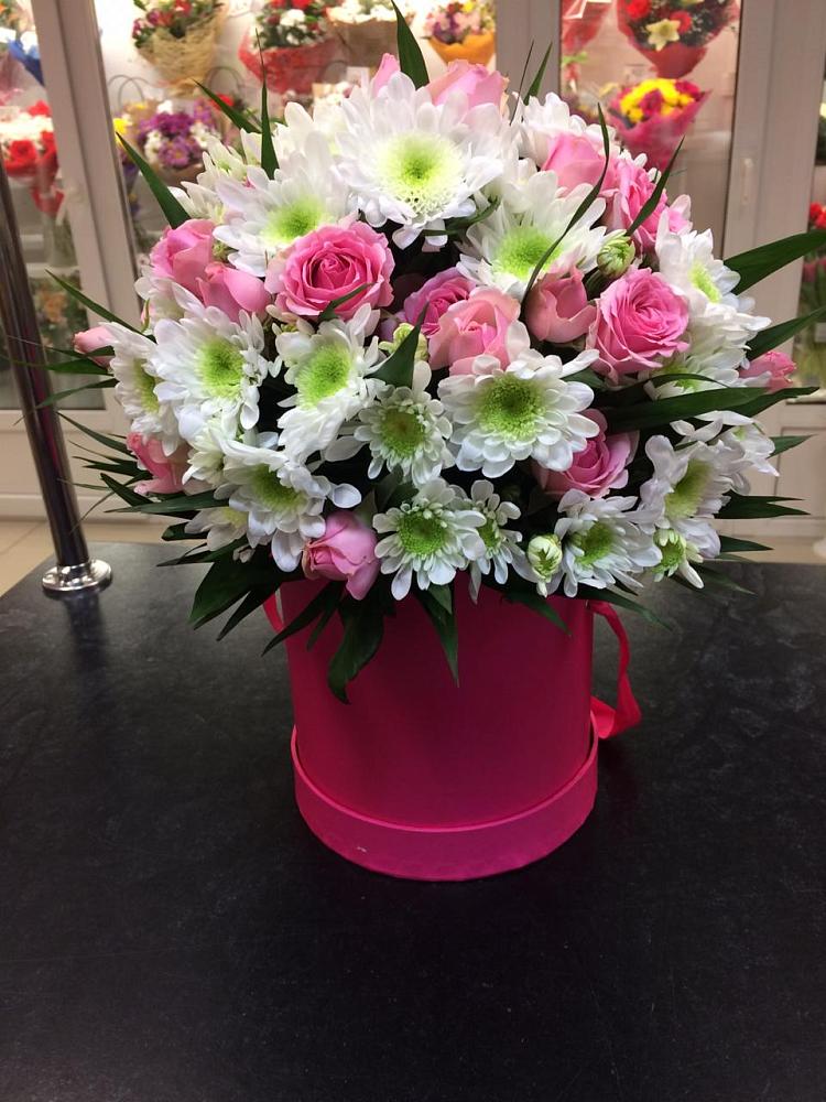 Цветочная композиция из Розы и Хризантемы в шляпной коробке в Дубовском