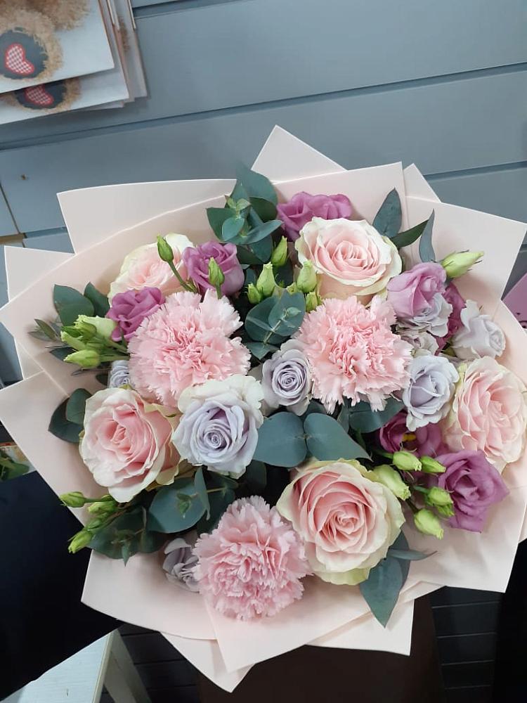 Букет цветов из: Розы, Гвоздики и Лизиантусы в Дубовском